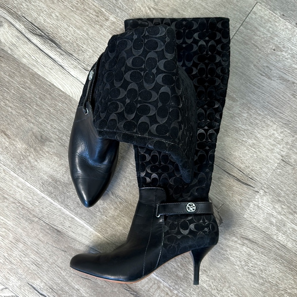 🎩 Coach pointed toe black boots size 6 embossed - Picture 2 of 11